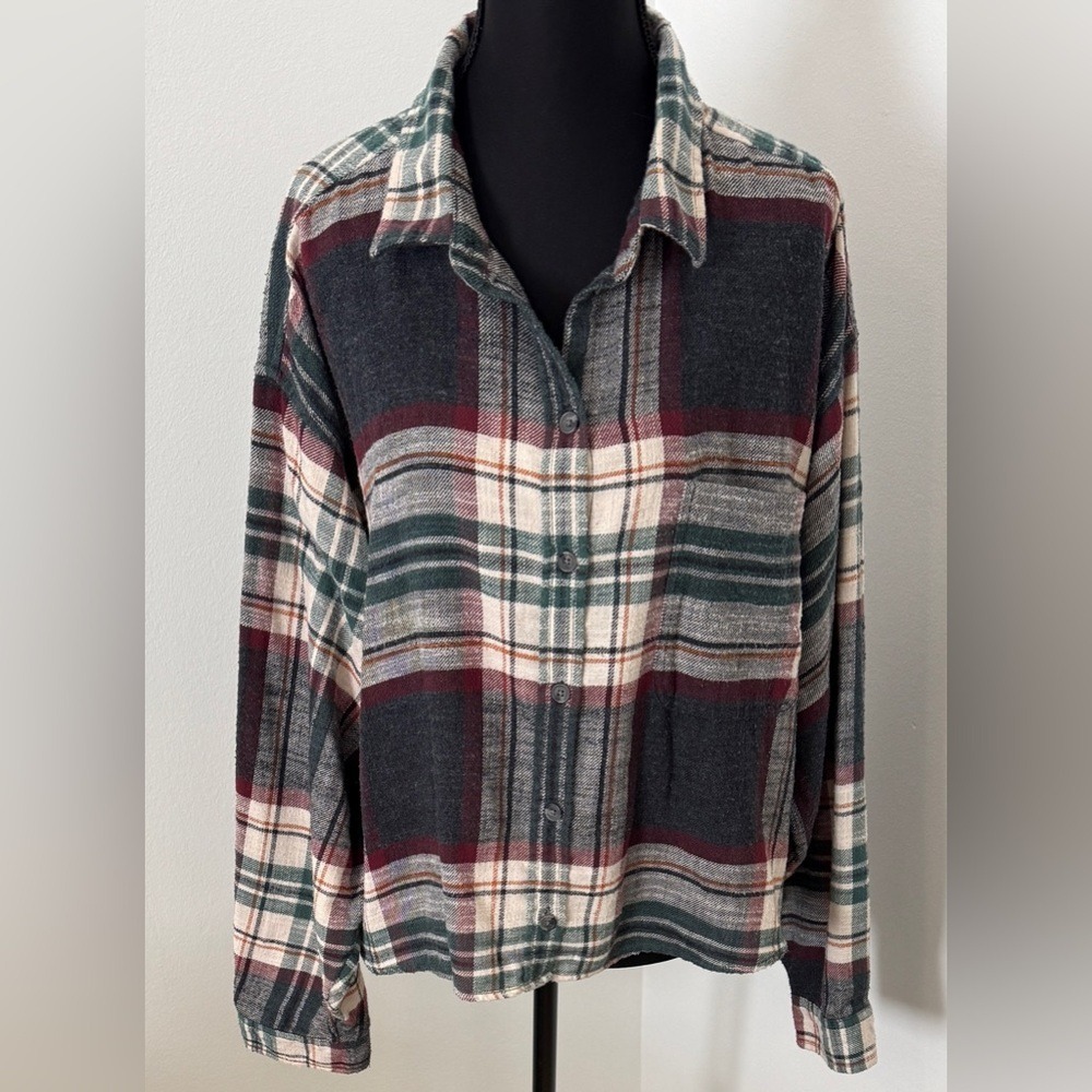 American Eagle Outfitters Navy and Burgundy‎ Cropped Flannel Shirt
